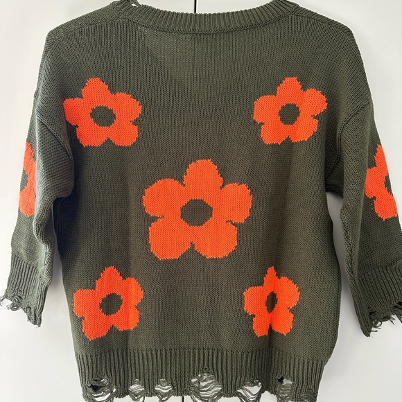 Olive Green Distressed Sweater with Bold Floral Print
- size S/M - Picture 3 of 7